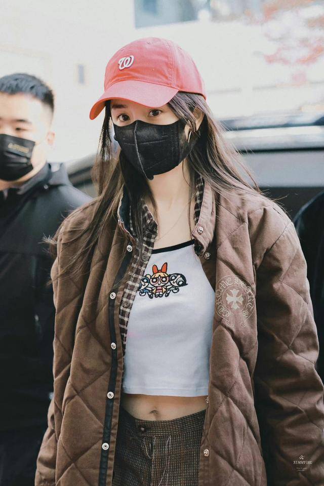 杨幂真懂时尚感,棒球服内配露脐装,"外热内凉"打扮好抓人眼球_风格