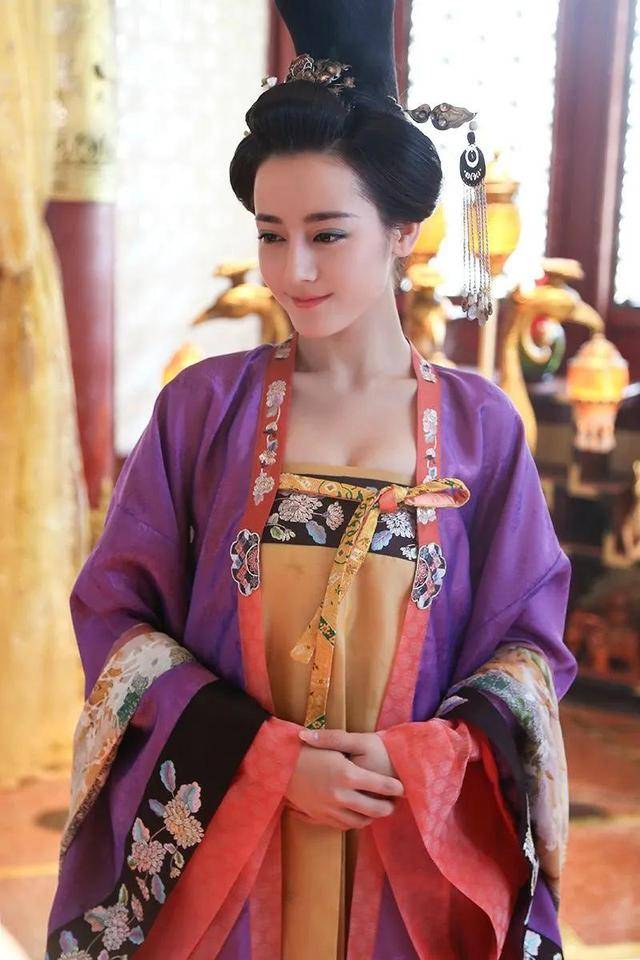 花会成员之一嘻哈团体红虚无佟丽娅和陈思成结婚吞炎