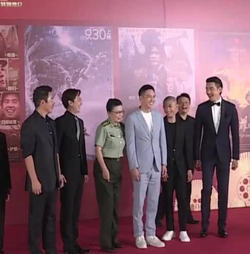 当张一山站胡兵身边这身高差太萌了像领了个小朋友的既视感