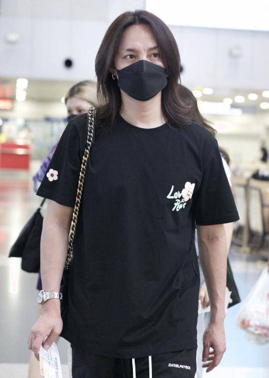 尹正一头长发现身机场,颈纹明显手臂青筋暴起,眼袋浮肿皮肤松弛_减肥