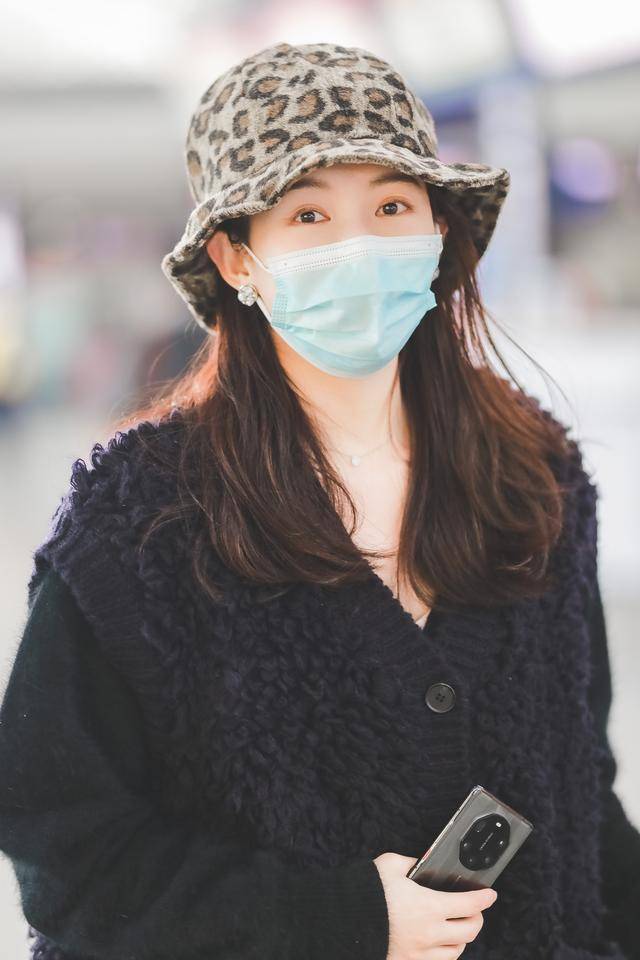 "尔晴"来了!苏青现身机场戴潮流豹纹包头帽保暖时尚_包头_尔晴_苏青