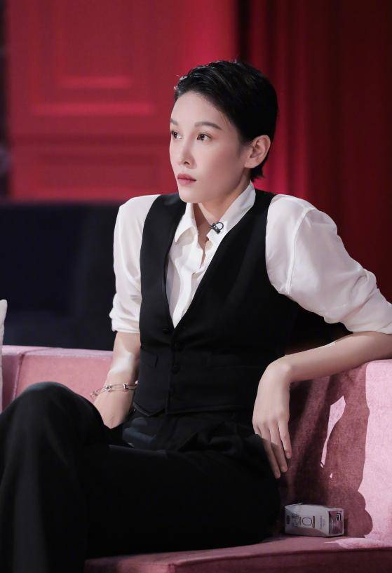 张蓝心长着一张帅气脸,西装配马甲,177身高加持酷帅不输男明星_身材