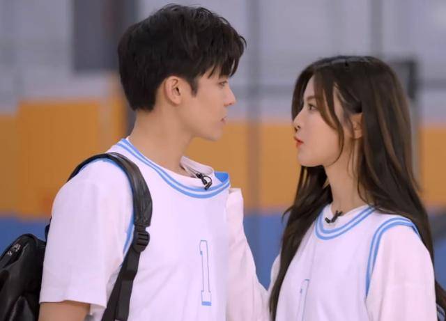 明越夜be了吗,节目结束侯明昊撇清关系,却没考虑杨超越的热度