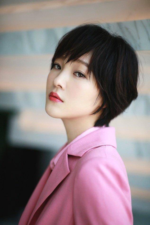 何杜娟率性现身发布会 调侃"团员"现场搞事情_角色_剧中_樱花