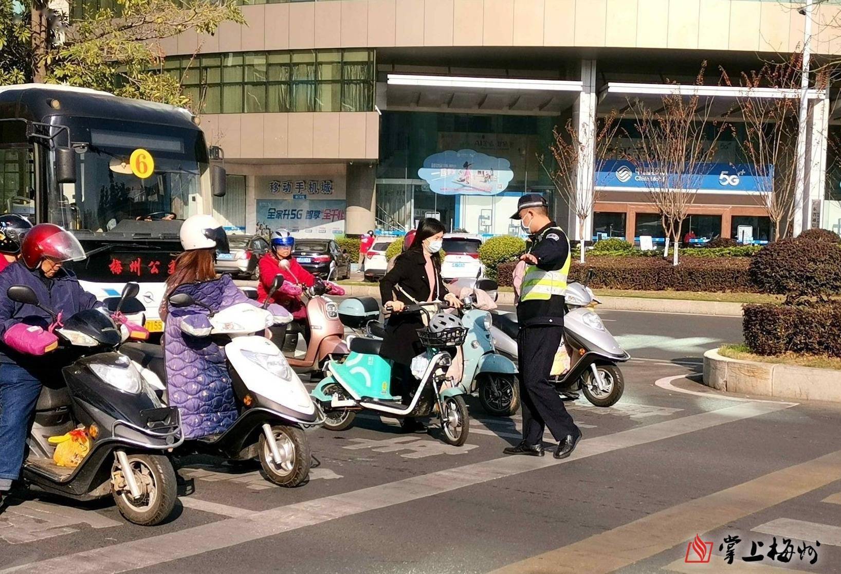 機動車道上騎共享單車還載人逆行梅州交警出手啦