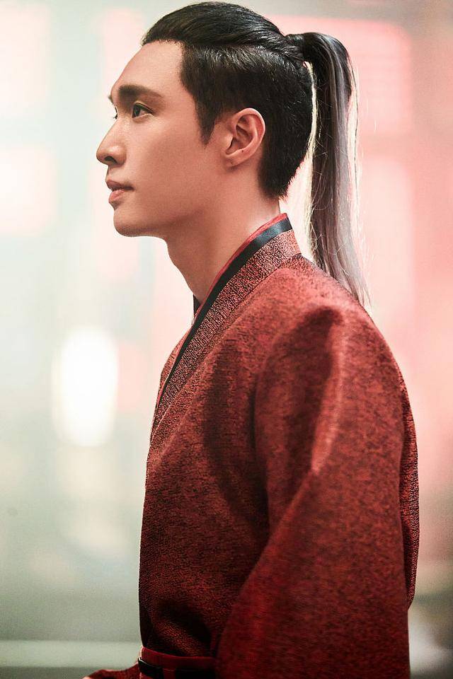 有侠气张艺兴红袍束马尾变古装美男酒肆内坐态恣意太洒脱