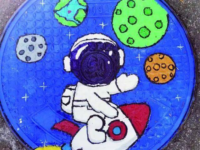 新时代文明实践 | 把色彩课"搬到"室外 井上添画,"井盖"变"景盖"