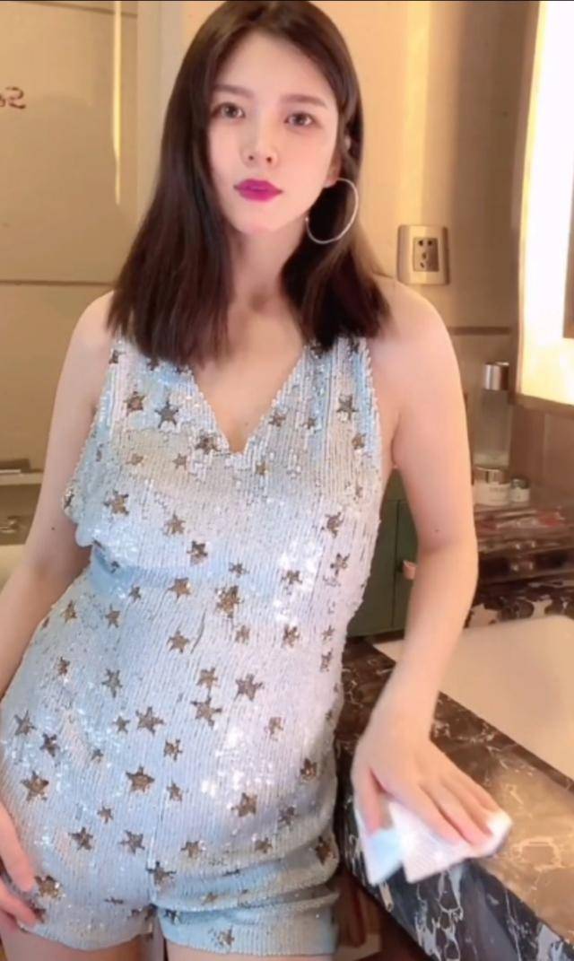 杜淳晒妻子性感照片四肢纤细小腹隆起被疑怀二胎王灿紧急辟谣