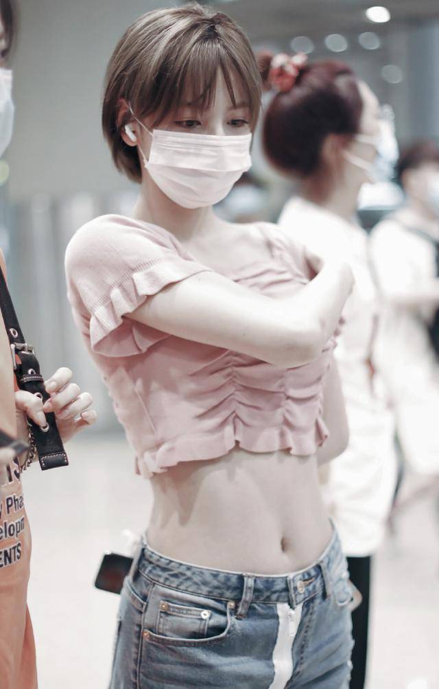 赵粤也是甜甜的小妹子穿粉色露脐装出镜搭配短发俏丽又甜美