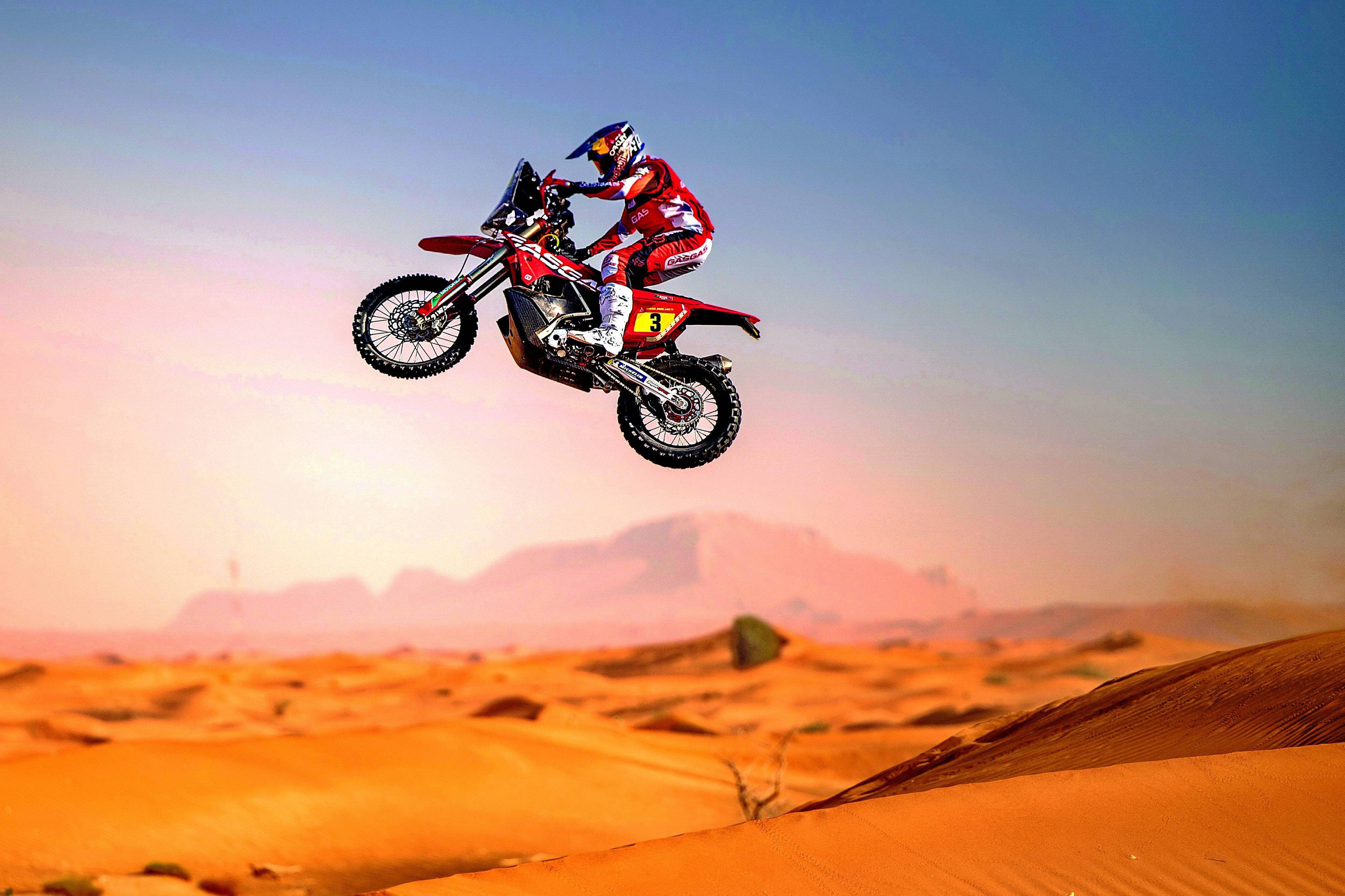 他最终夺得了比赛的第四名,并成为了 2021 达喀尔拉力赛摩托车组的