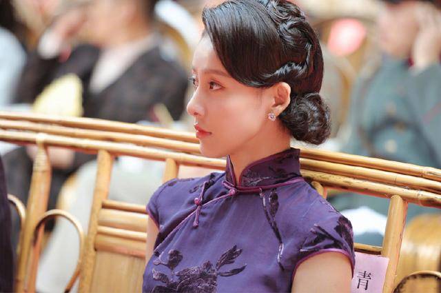 贾青亮相发布会,旗袍包裹的身材凹凸有致,高开叉很撩人!