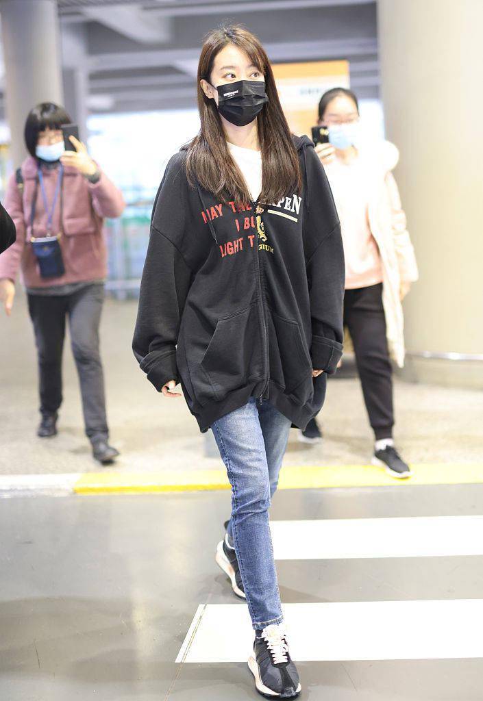 运动鞋 上宽下窄法！张小斐穿oversize拉链帽衫牛仔裤 清瘦休闲