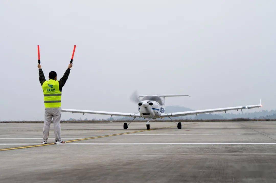 華夏雲翼首架da40ng飛機進駐湖南邵陽武岡機場基地