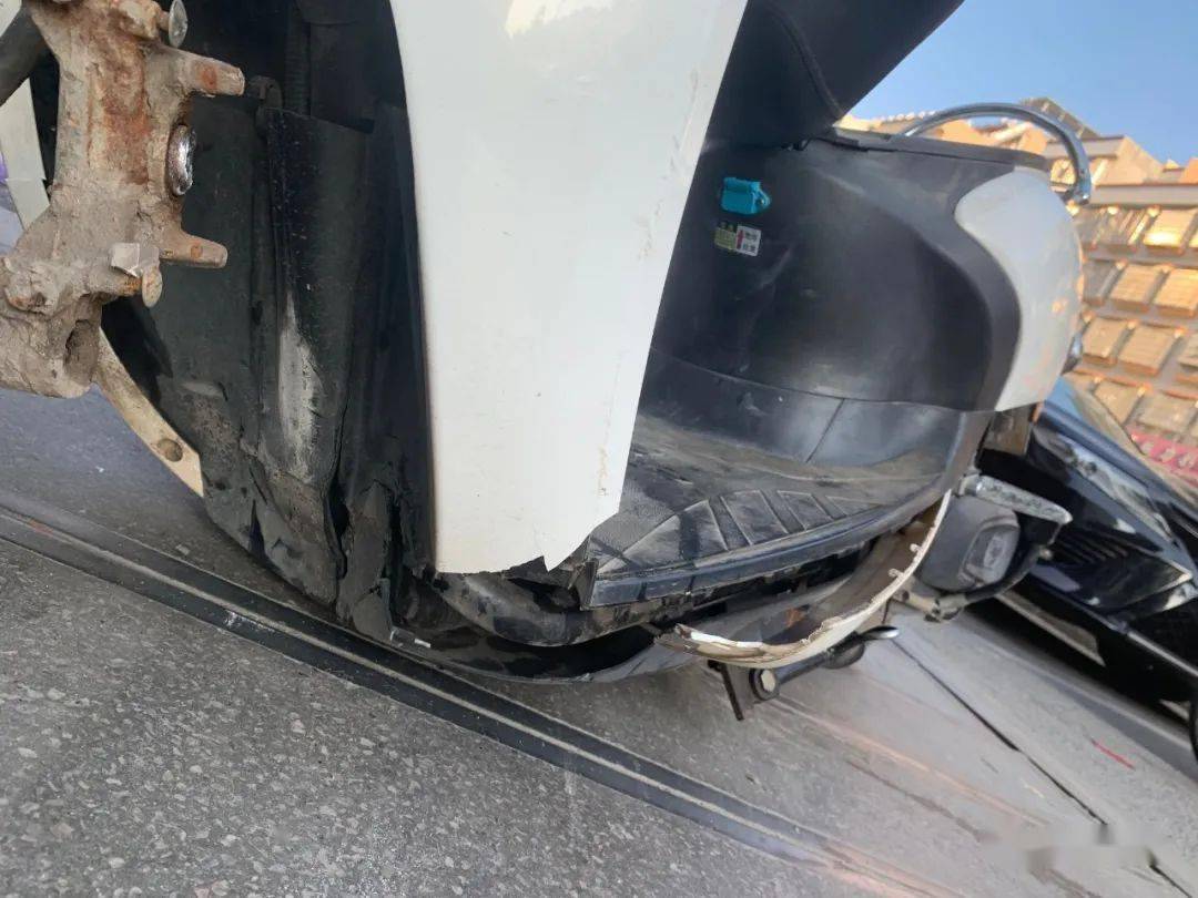 高州靓女撞上靓姨,自己电鸡头都断了~~_电车_小姑娘_网友