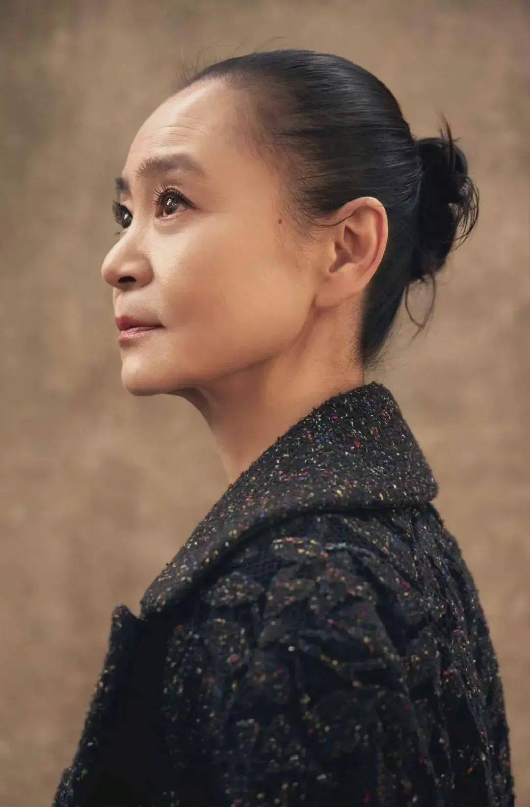 刘雪华自然老去眼角额头皱纹太真实这才是68岁的正常状态