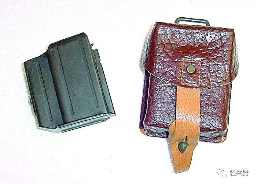 vz52步枪使用的10发钢质弹匣和携行用皮质弹匣袋弹匣托弹板特写,箭头