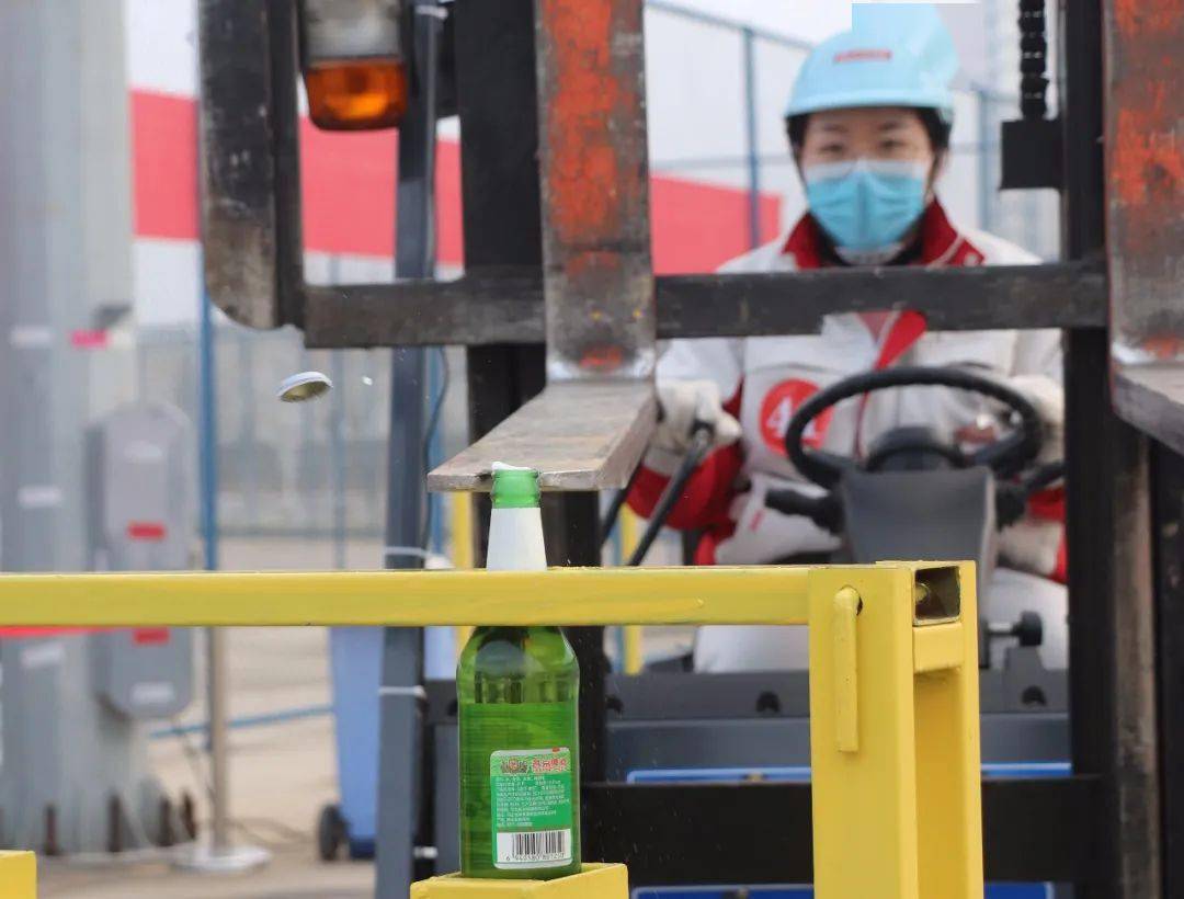 开叉车摘气球启瓶盖!徐水最牛女司机是名"90后"