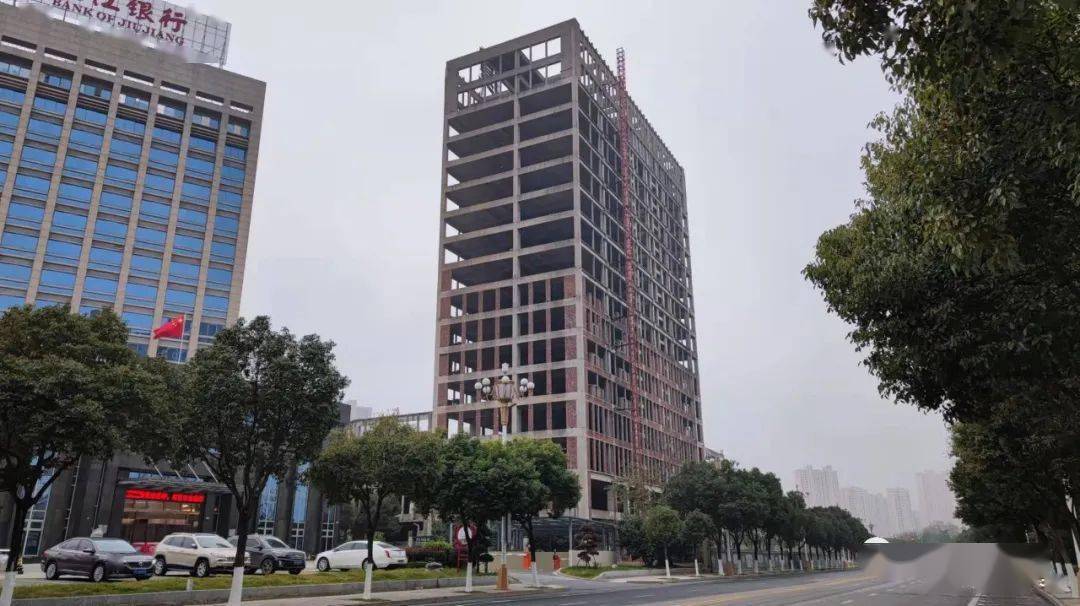 我局于2014年8月1日向鹰潭市华丰集团有限公司核发华丰大厦《建设用地