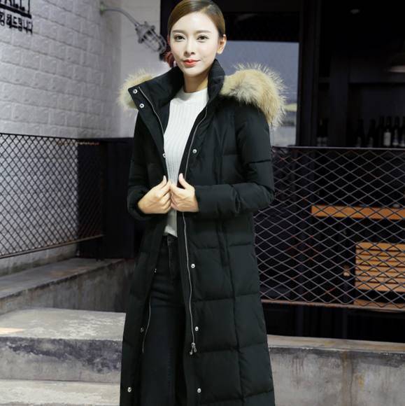 上万的羽绒服外套穿在一个年轻美女和一个大妈身上就是不同