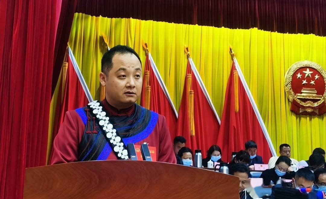 凉山州甘洛县召开第十五届人民代表大会第一次会议,县长沙勇向大会作