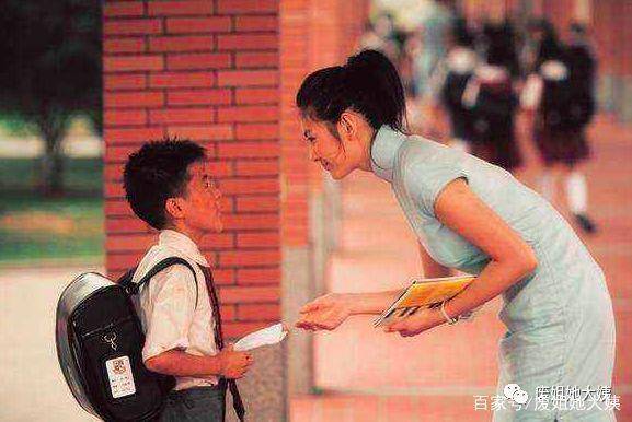 《长江七号》里温婉善良的女老师，现实中却是快人快语的大姐大