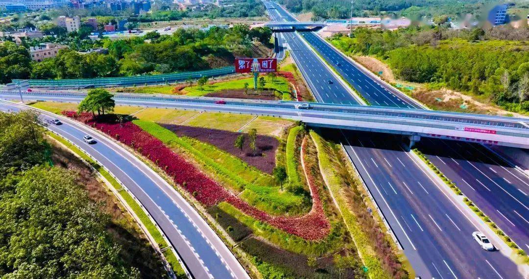 打造了专属的"绿色意境"为全线9处互通阳茂高速改扩建项目"绿色公路