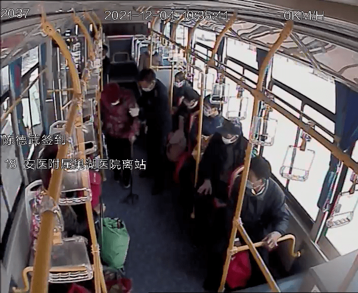 小举动暖人心巢湖这名公交驾驶员搀扶轮椅老人上下车获赞