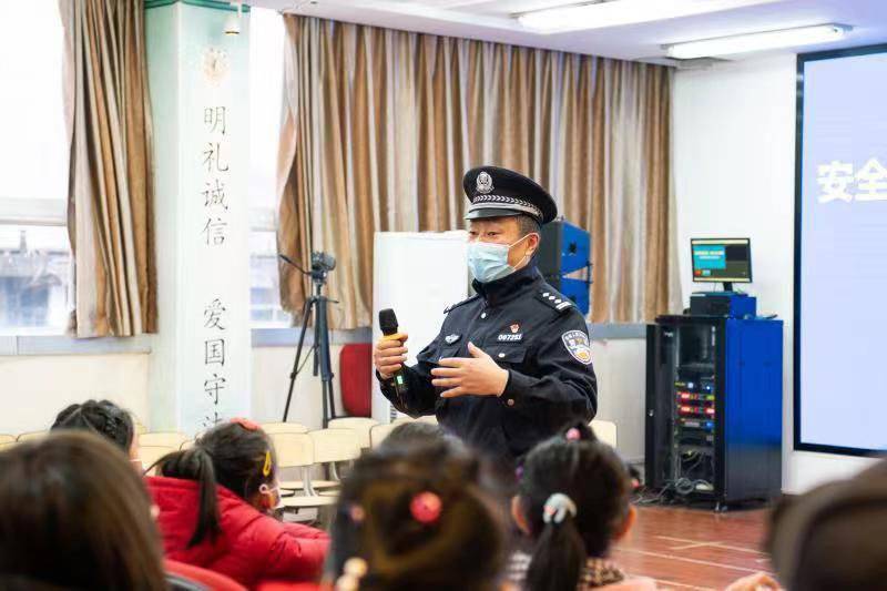 小小安全员怎么当警察蜀黍进校园给学生支招