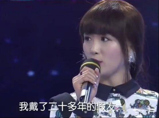 网红"光头女孩"火了,戴20多年假发摘下那一刻,全场男生都呆了