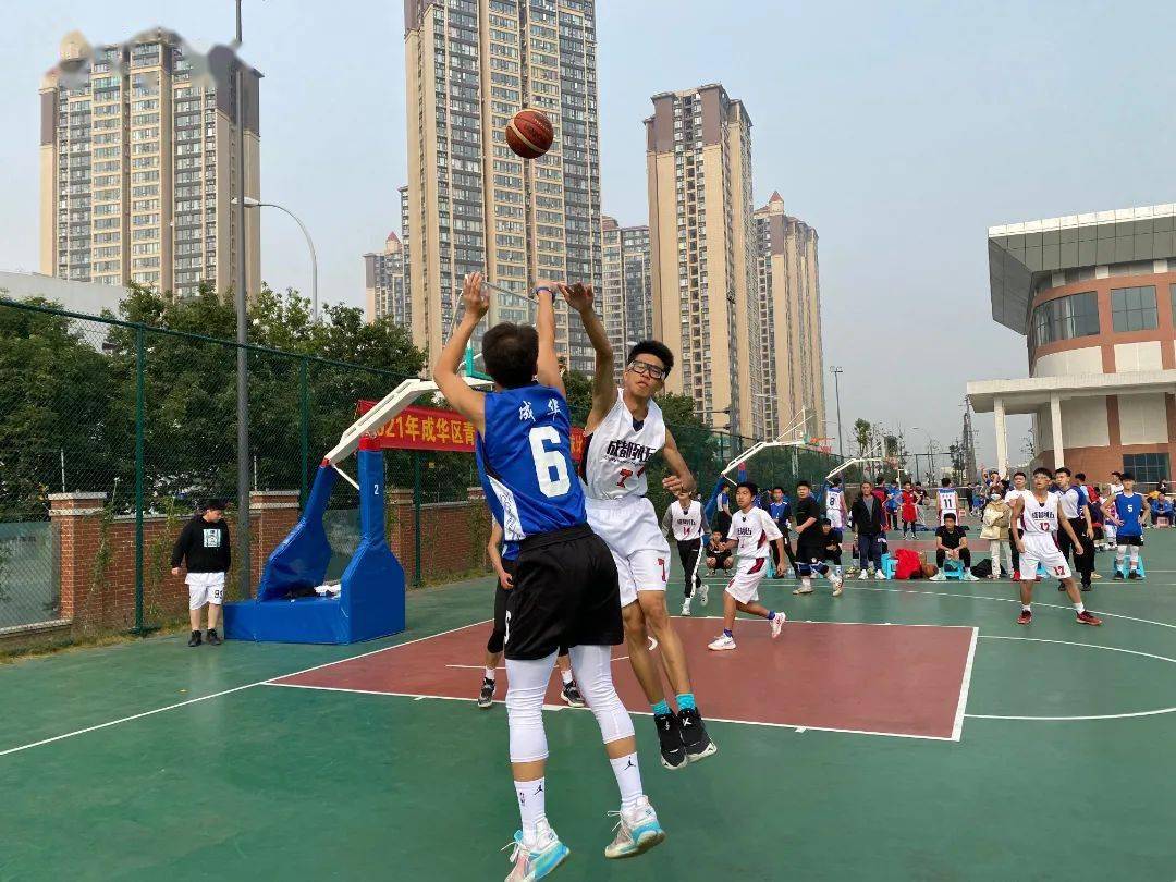 篮球比赛中,成都市蜀兴职业中学高朝奎老师带队的男子篮球队以突破