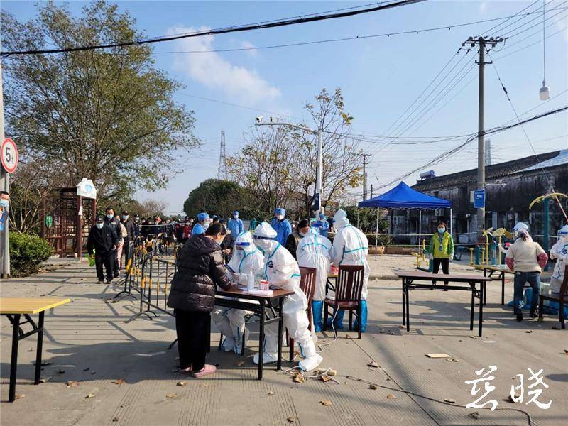 據瞭解,慈溪核酸採樣人員主要在鎮海區蛟川街道和貴駟街道進行核酸