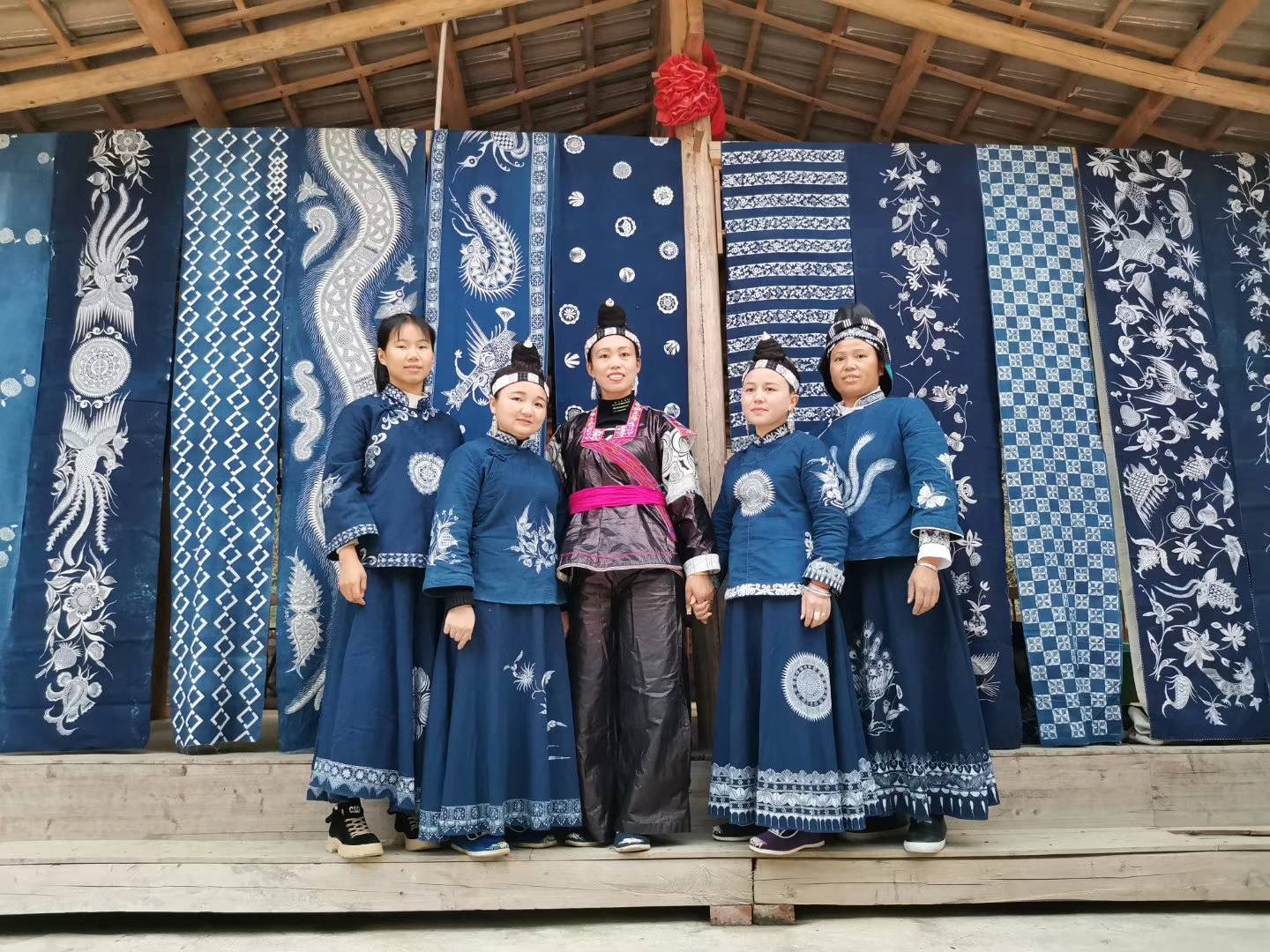 涌现出韦应丽创建的中和镇三洞马尾绣协会"一绣三帮"创新做法,即采取"