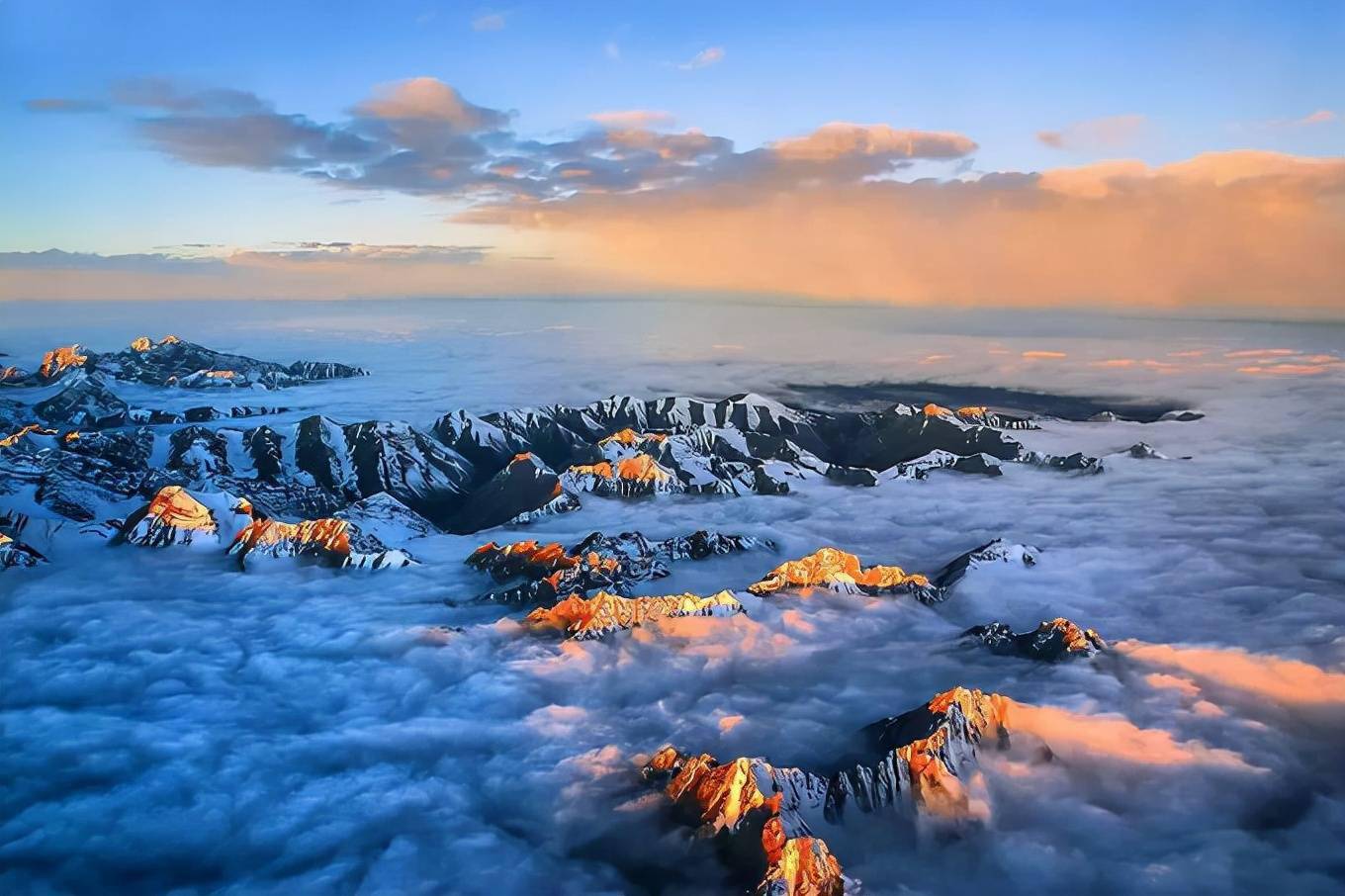 冬天的四姑娘山日光倾城圣洁而纯净是真正的神的天堂