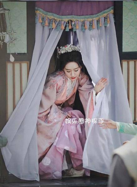 祝卿好路透图曝光袁冰妍的服装造型热争议