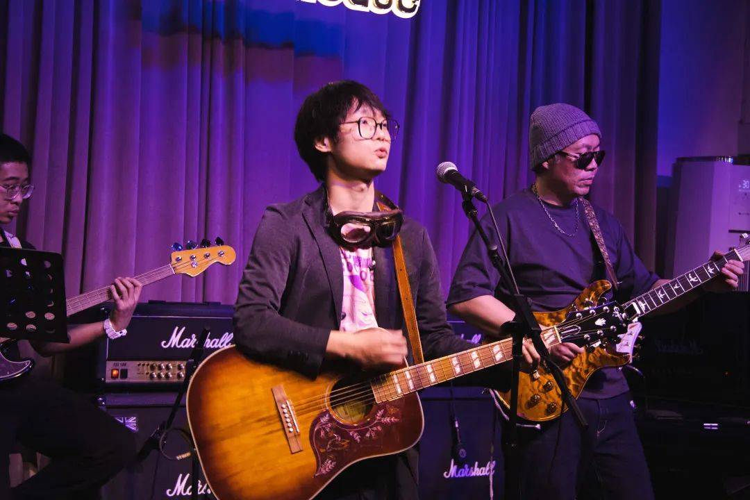 区附近的其实唱片,第三次来这里演出,鞠起和氪元素乐队都显得十分放松