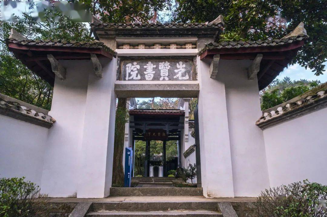 门上高悬明正德年间李梦阳手书的"白鹿洞书院"横额