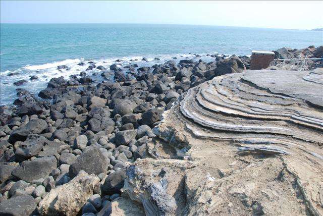 广东湛江的火山地形火山喷发形成火山碎屑岩熔岩层火山口湖以及柱状