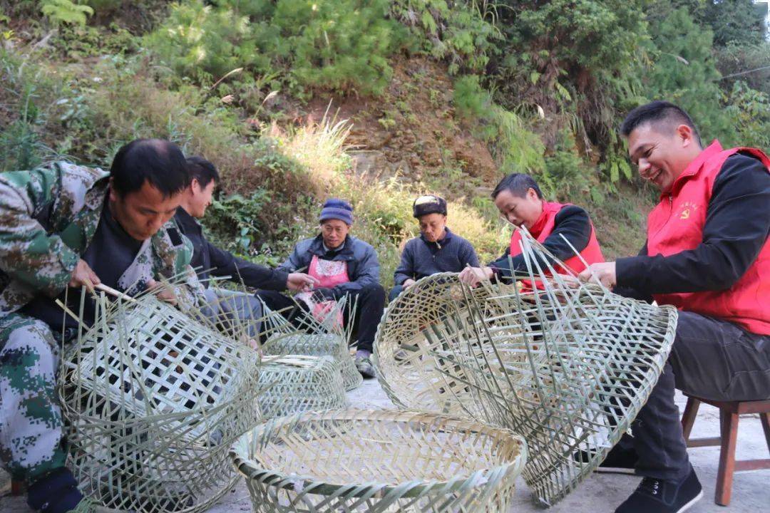 高望村党支部书记韦国胜介绍到"脱贫攻坚时期,村里花了大力气来整治