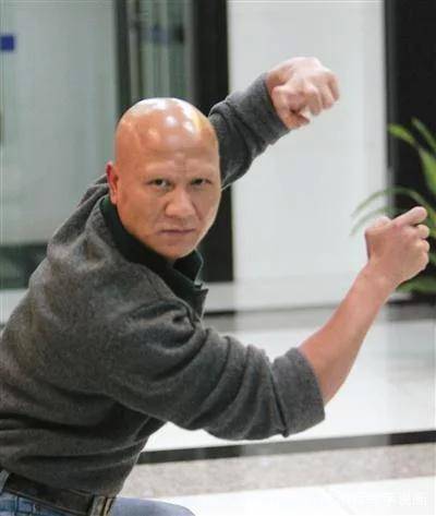 他几十年饰演的都是反派角色,光头秃眉,面目凶狠的各种坏人.