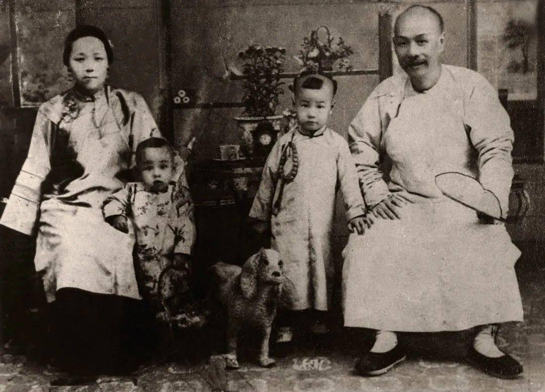 林纾与夫人杨道郁及子女合影钱锺书先生说过:林纾是古文家,他的朋友们