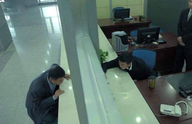 《人民的名义》名场面出现在现实中:半蹲式服务窗口
