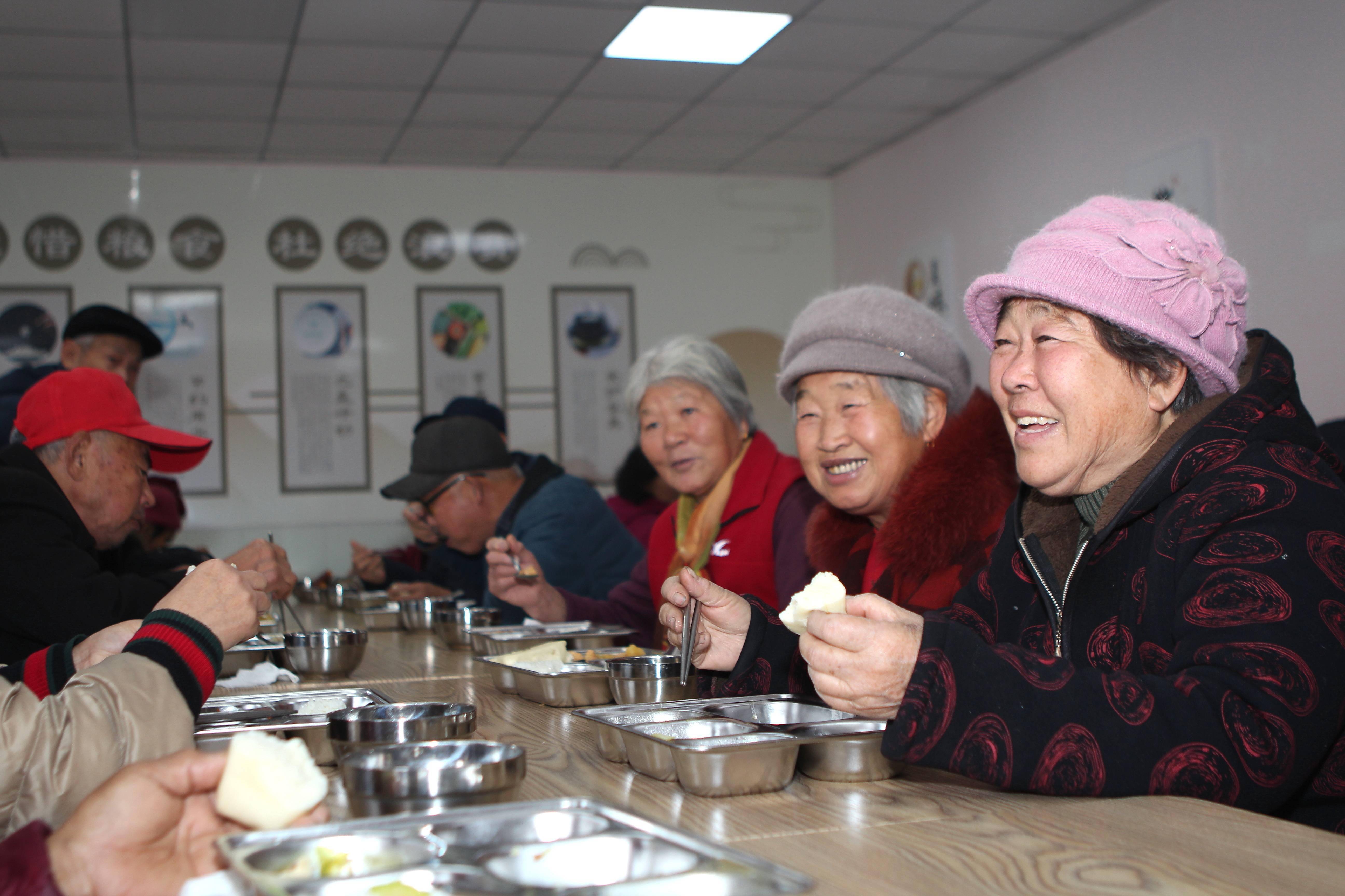山东即墨:"长者食堂"暖人心_老人_通济街道_新华社