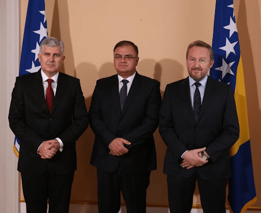 战后,波黑为了加入北约,将塞族自己的军队,并入国家军队,引起塞族不满