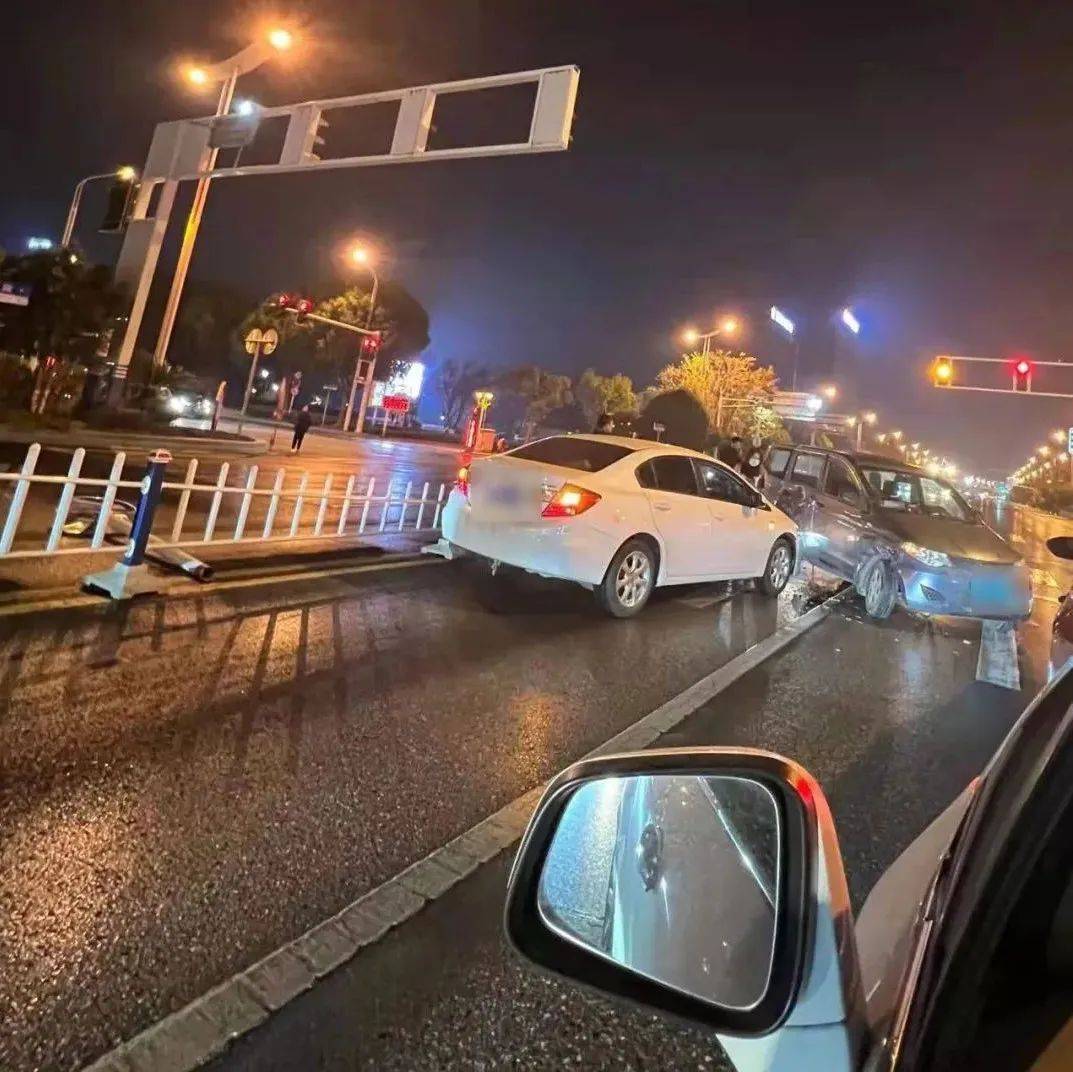 北京昌平两车相撞两人被困，消防快速反应实施救援_人员_车辆_报警
