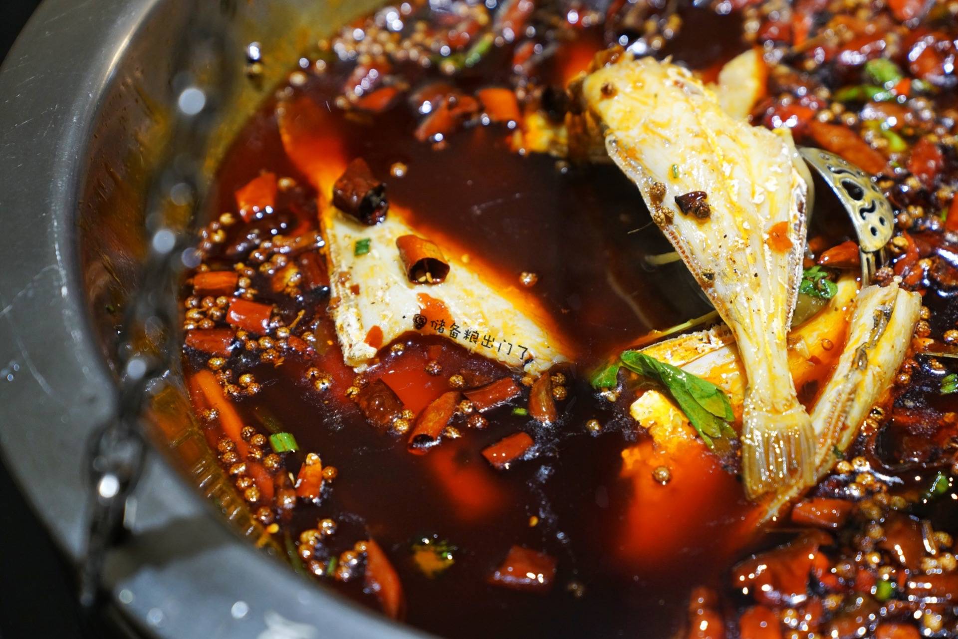 山城特色吊锅耗儿鱼,主菜配菜一锅烩,美食与文化的完美结合_锅菜_锅底