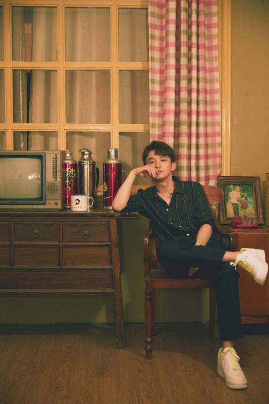 董子健复古写真曝光 暖黄胶片复刻90年代_结局_郭靖_健一