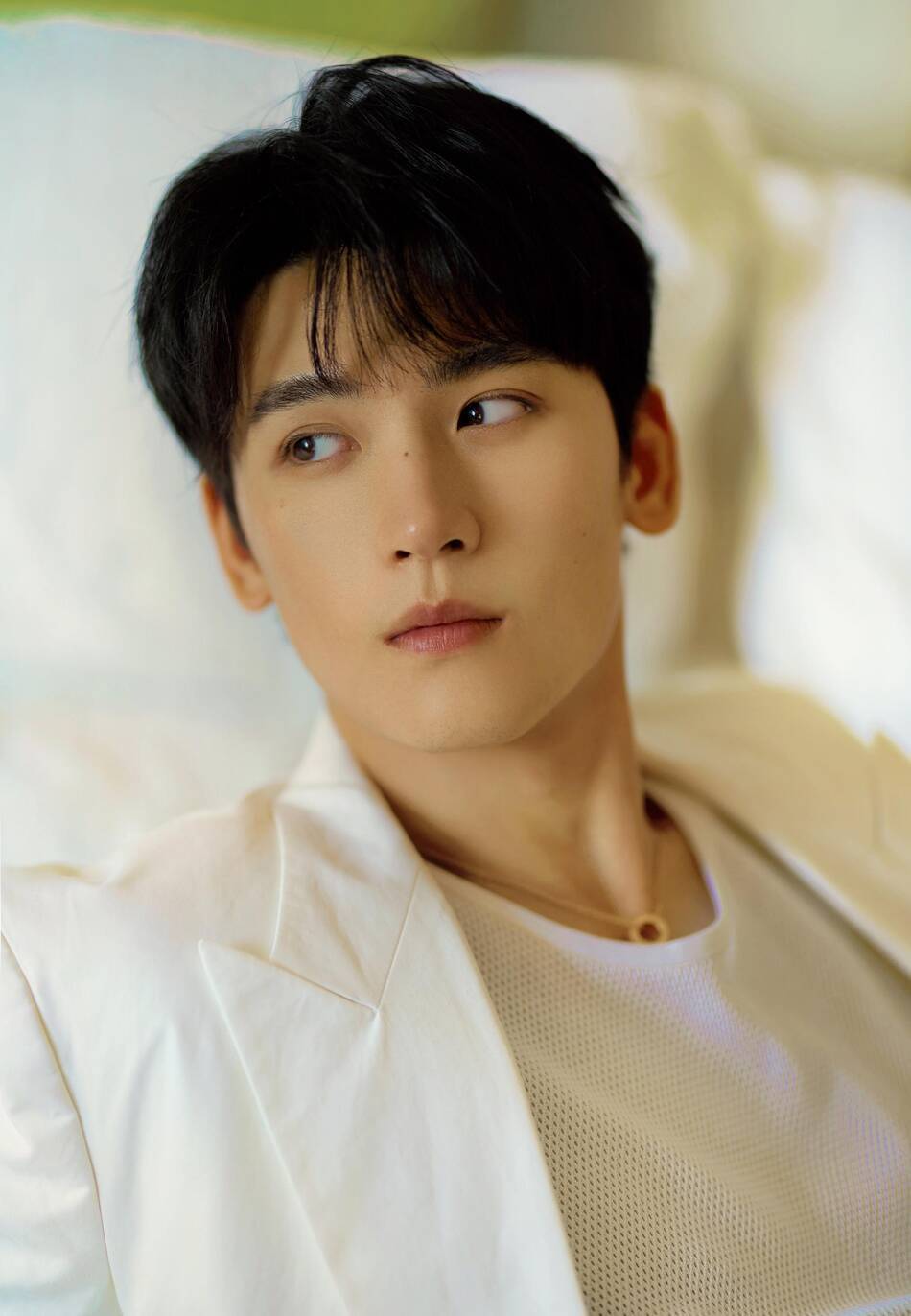 黄俊捷白色西装写真,尽显文艺复古气质_同色系_气息_上线