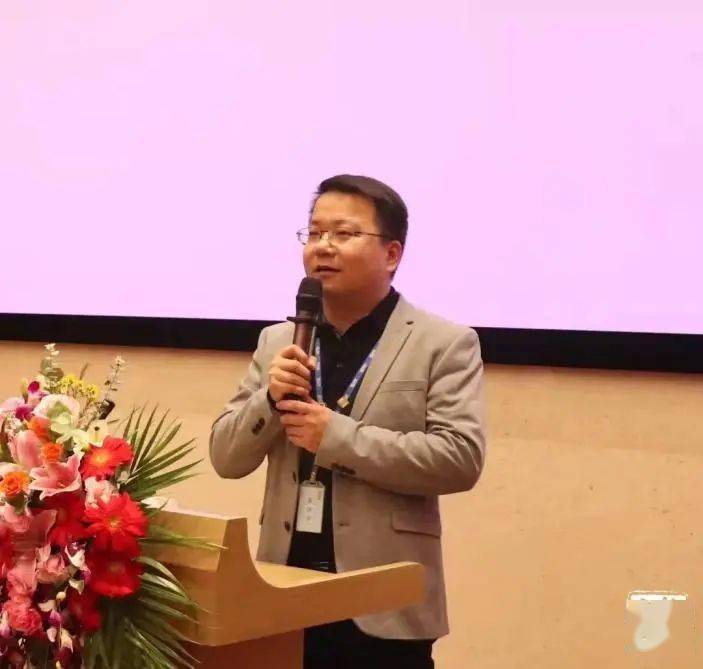 会上,深圳校友会常务副会长戴永红简要介绍了校友会各项工作情况.