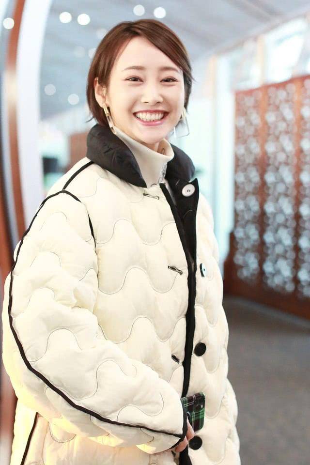 李纯穿着保暖装走机场身材纤瘦似有铅笔腿看着真瘦