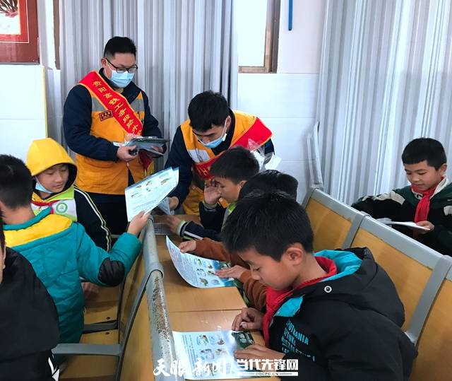 贵定县昌明小学爱路护路我先行争当护路小卫士